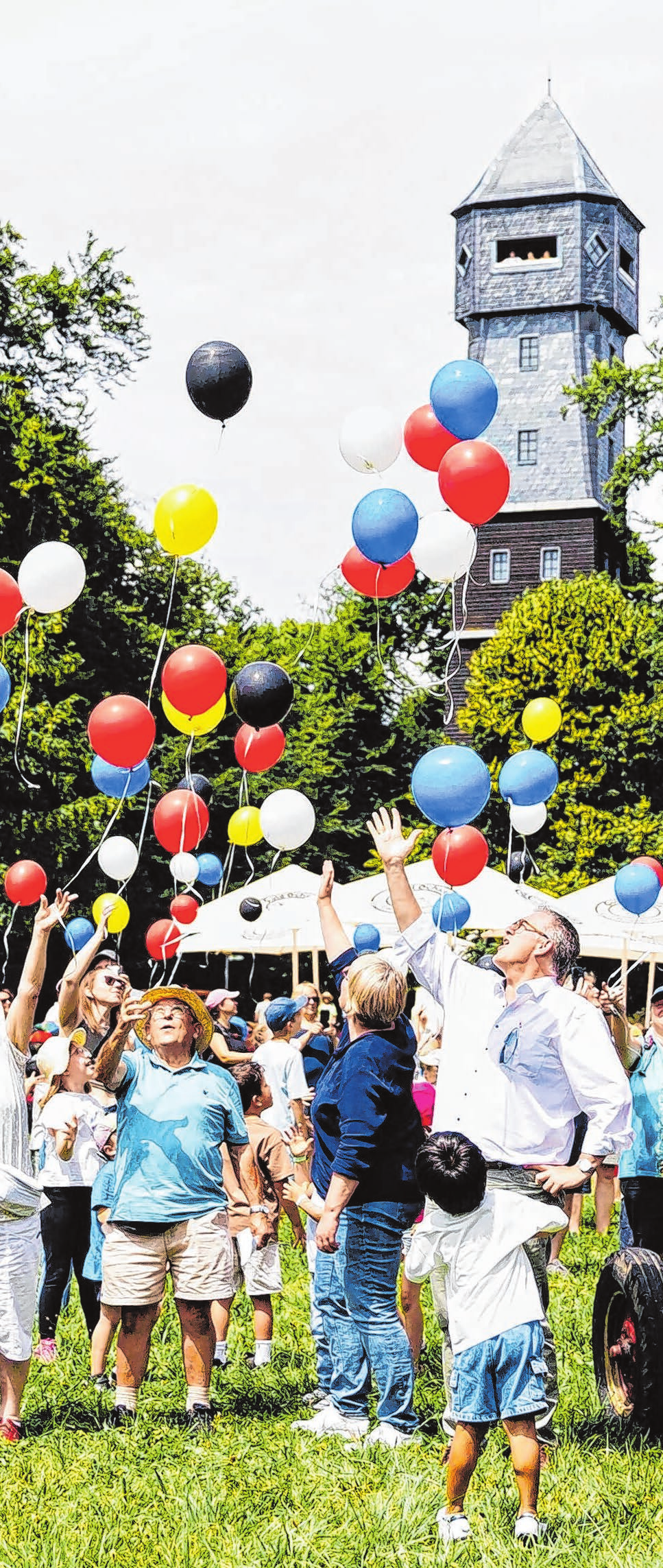 Zum Abschluss des Festwochenendes steigen Luftballons in den Farben der deutschen und französischen Flagge in den Himmel - ein symbolisches Zeichen der Verbundenheit, Freundschaft und ein schöner Ausklang. Fotos: Thomas Blank