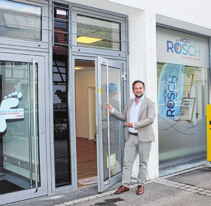 Tobias-Tassilo Rösch vor dem neuen Laden in der Poststraße 13 Foto: Iris Ruoss