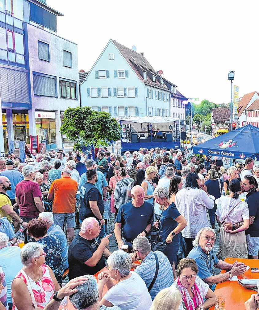 Bei Live-Musik und Bewirtung können die Besucher einen tollen Abend in der Stadt genießen. Foto: Archiv/Axel Theurer
