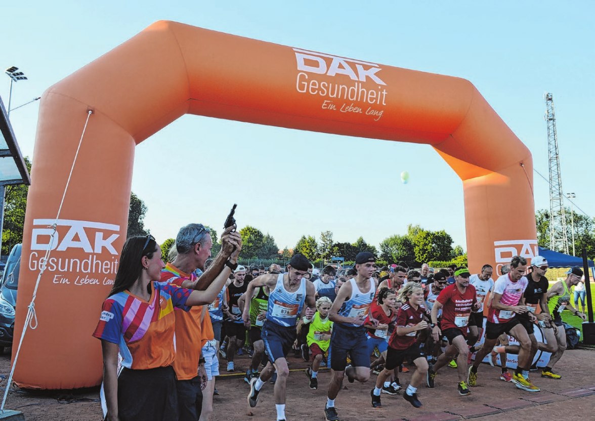 Gemeinsam durch den Feierabend: Der Startschuss zum DAK Firmenlauf fällt am 10. September um 18 Uhr. Fotos: DAK
