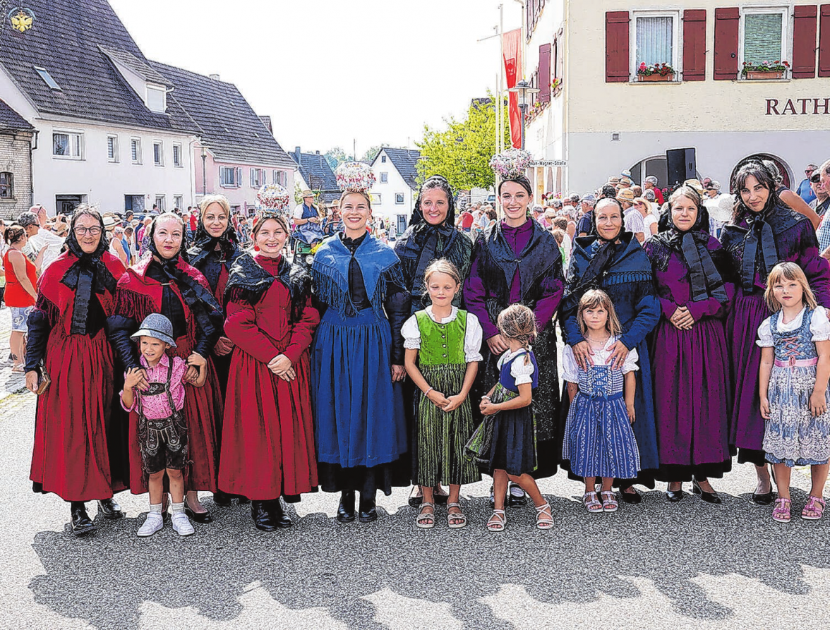 Tradition und Brauchtum, altes Handwerk und frühere bäuerliche Arbeit werden beim Umzug des „Weitinger Hoametfeschts“ jedes Jahr gezeigt.
