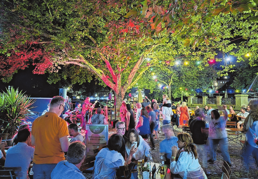Im letzten Jahr ausgelagert, jetzt wieder im „richtigen“ Biergarten: Rockkonzert auf dem Unterwöhrd ab 20 Uhr.