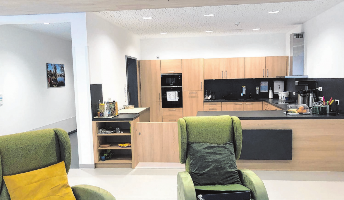 Dem Gemeinschaftsraum ist eine großzügig gestaltete, offene Küche angeschlossen. Fotos: Wolfgang Hirn