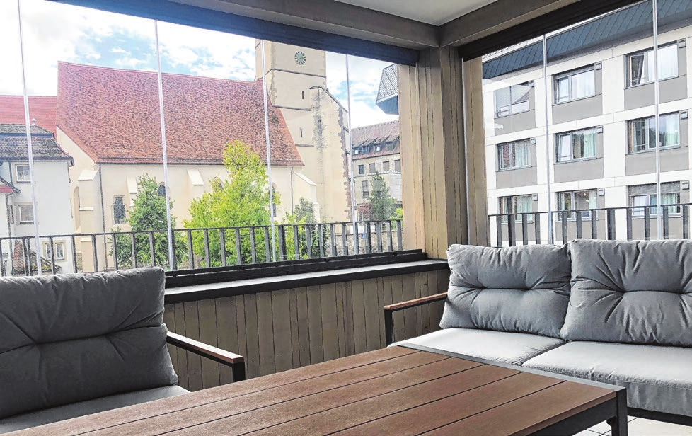 Im hinteren Teil jeder Etage ist eine lichtdurchflutete Loggia, von der man einen schönen Blick auf die Gutermannstraße und die Liebfrauenkirche hat.