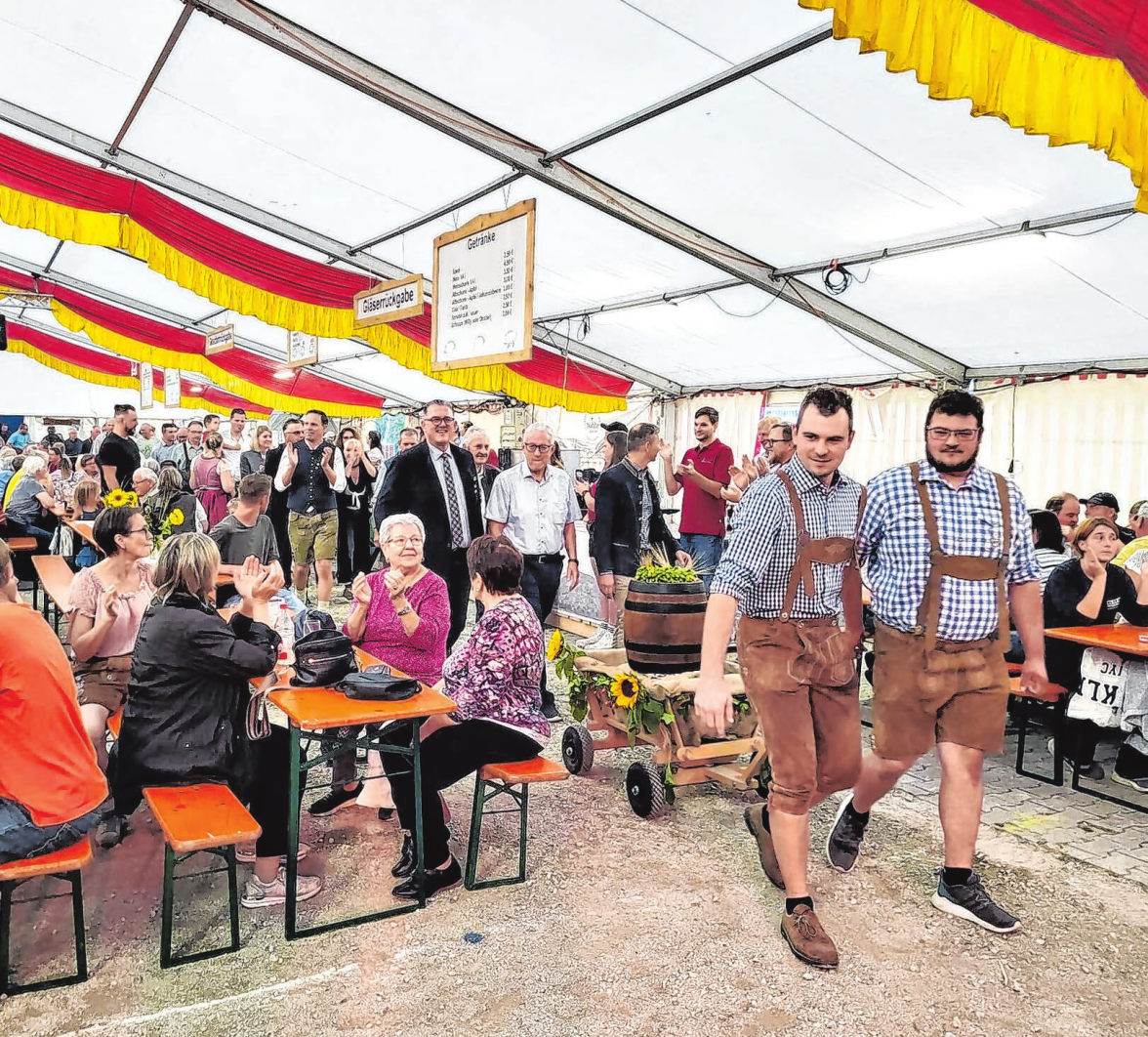 Einzug der Landwirte beim Schlachtfest in Dapfen. Archivbild