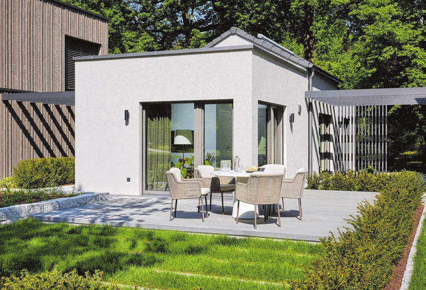 Der barrierearme Bungalow überzeugt mit einer klaren Linienführung und der stilvollen Putzfassade. Foto: DJD/WeberHaus