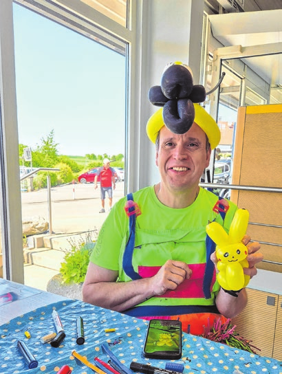 Schminkclown Bine mit Nick the Twist besuchen am - Samstag die autoMOBIL. Fotos: privat