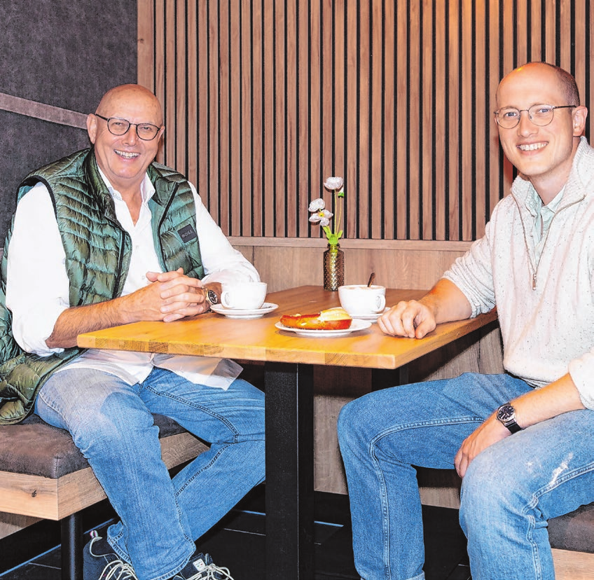 Hermann und Patrick Leimgruber sitzen in einer der gemütlichen Nischen.