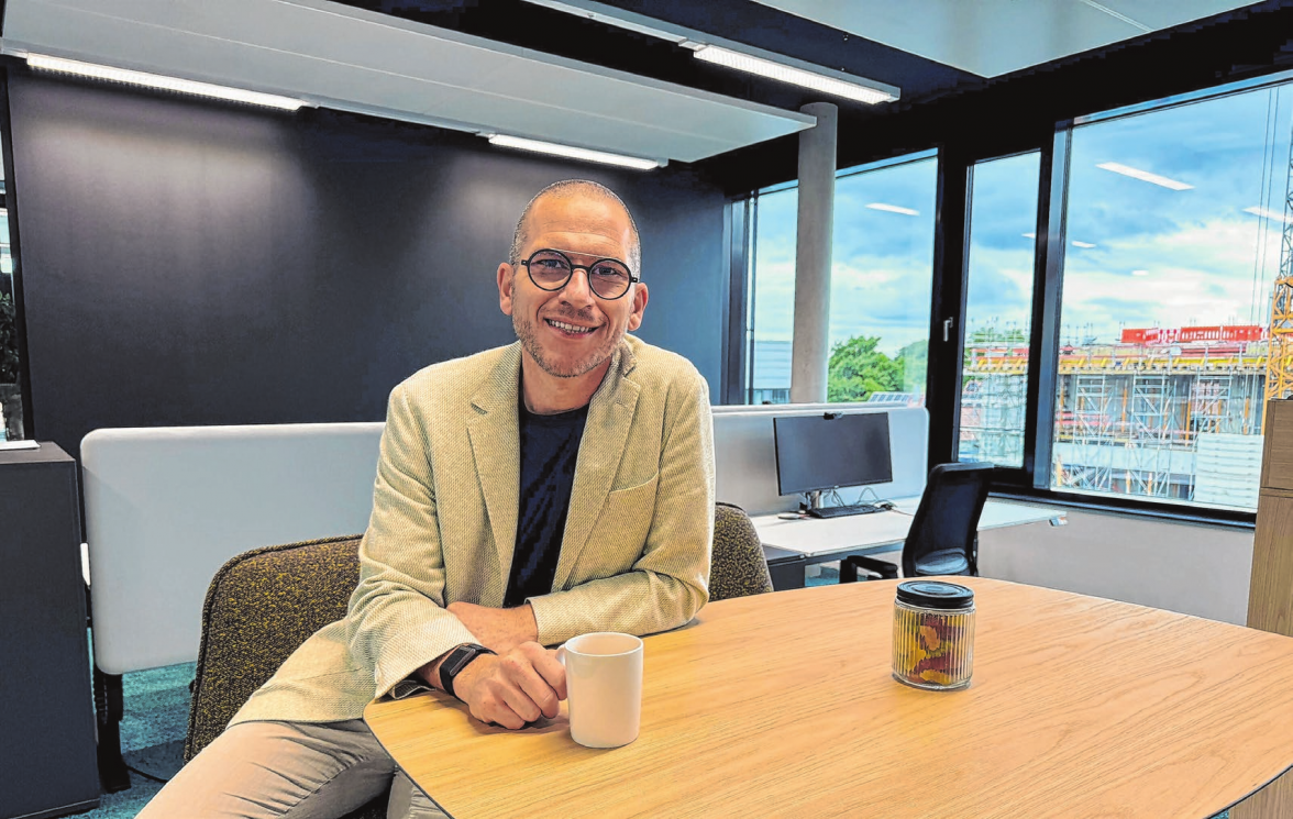 Matthias Schneider, Vice President und Mitglied der Geschäftsleitung aus dem Bereich Vertrieb und Marketing der Lechler GmbH freut sich über die moderne Innenarchitektur, die durch offene und inspirierende Räume eine angenehme Atmosphäre schafft.