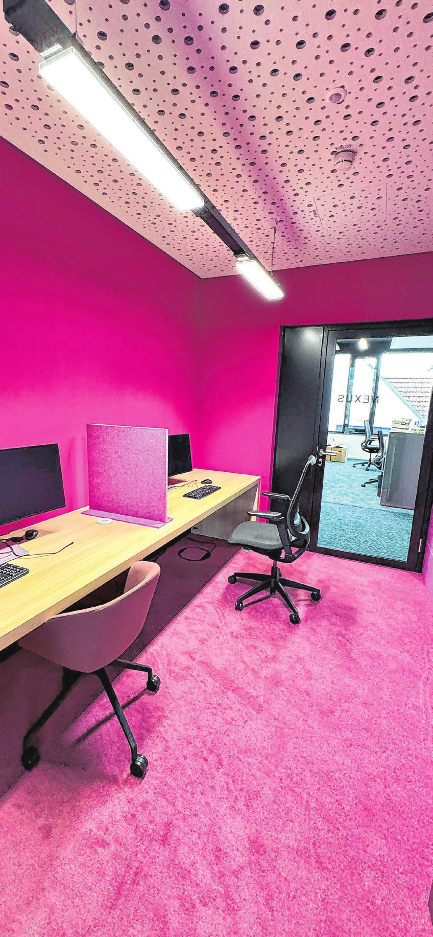 Jeder Silent Room, in dem man ganz ungestört arbeiten kann, hat einen eigenen markanten Farbton, und so kommt zusätzlich ganz unaufdringlich Farbe ins sonst in Schwarz und Petrol gehaltene Interieur.