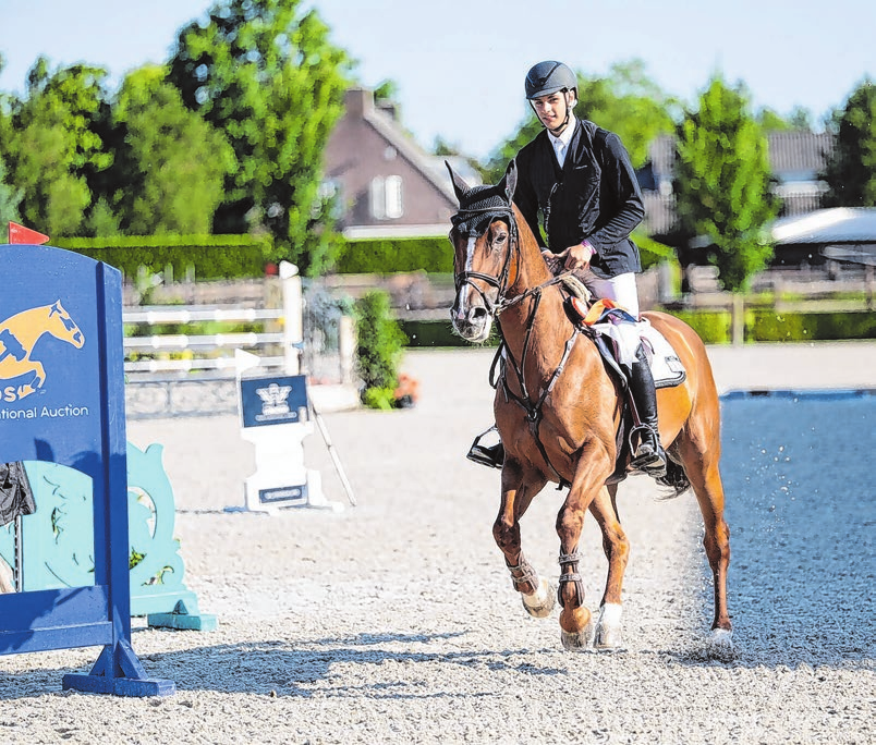 Nick Armbruster bekommt das Goldene Reitabzeichen verliehen.