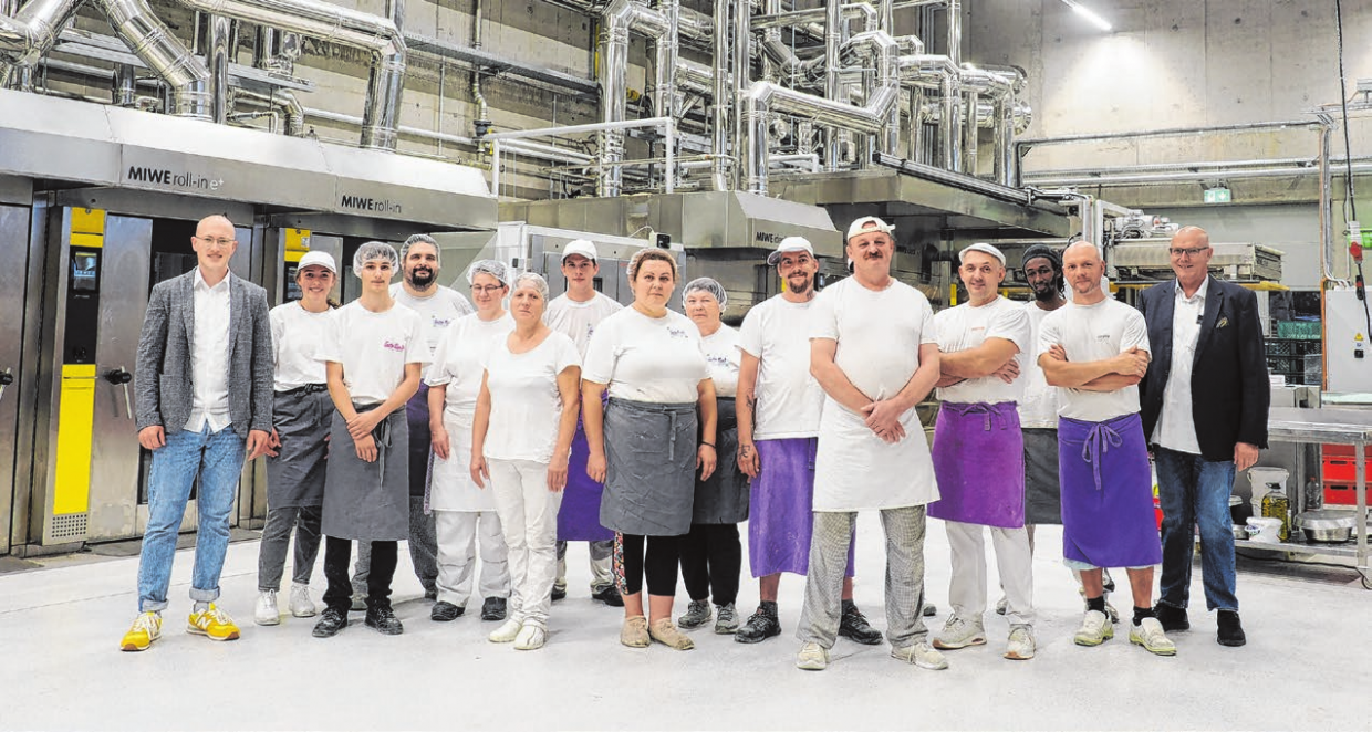 Ein Teil des Lieb-Teams in der Produktionshalle in den Traufäckern. Hermann Leimgruber (re.) und Patrick Leimgruber (li.) freuen sich über viele Besucher. Foto: Fany Fazii