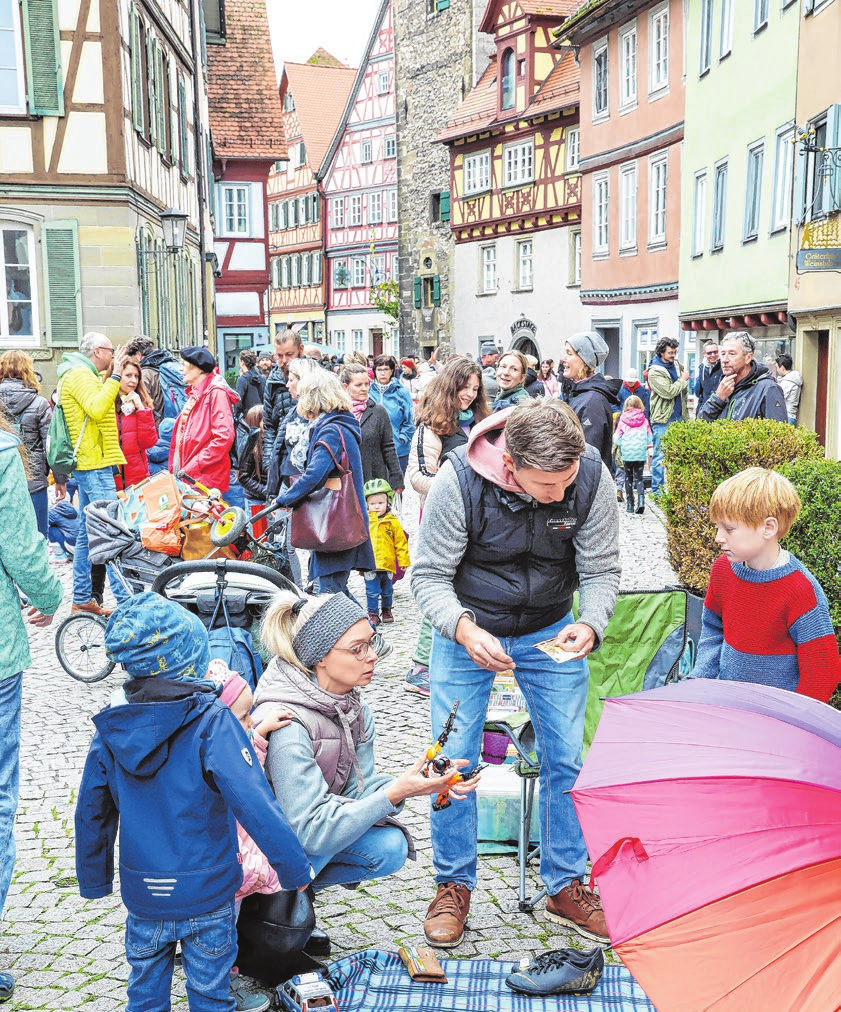 Der Kinderflohmarkt am Samstag in der Gelbinger Gasse bietet ein reichhaltiges Angebot an Spielzeug, Büchern, aber auch Nützlichem wie Kindersitzen und Schirmen.