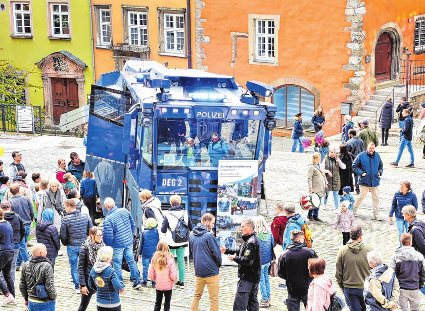 Auf der Blaulichtmeile präsentieren sich verschiedene Organisationen wie beispielsweise die Polizei.
