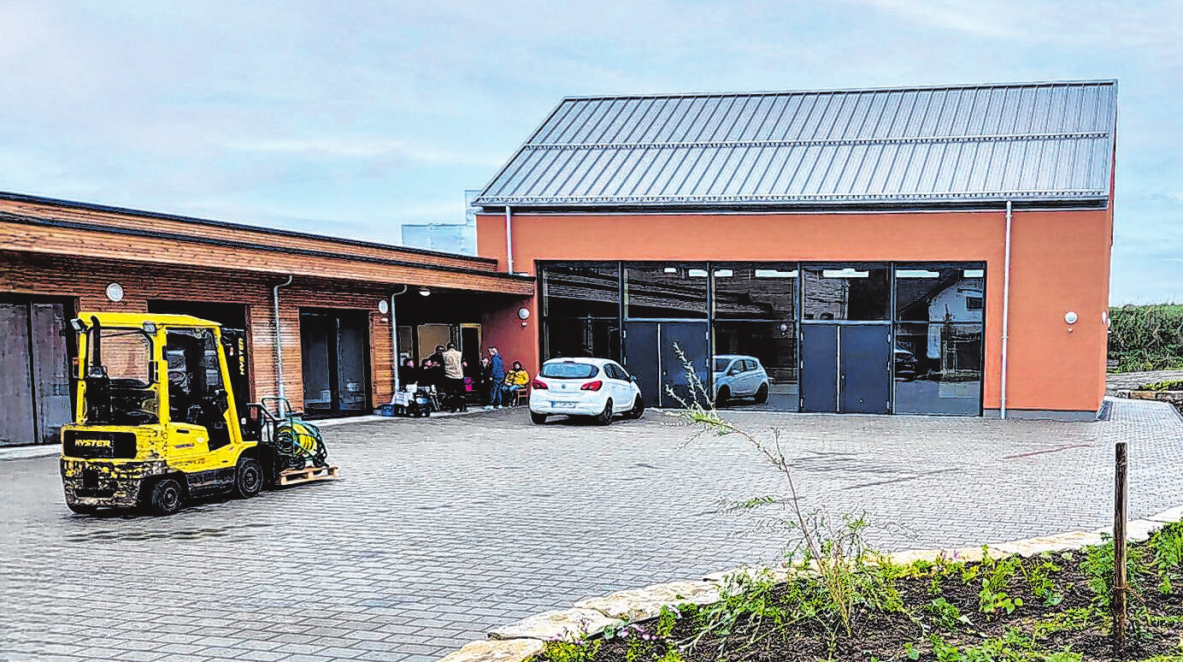 Im linken Bildabschnitt ist der Gebäudeteil mit Backhaus und Vereinsraum zu sehen, rechts davon der große Festsaal.