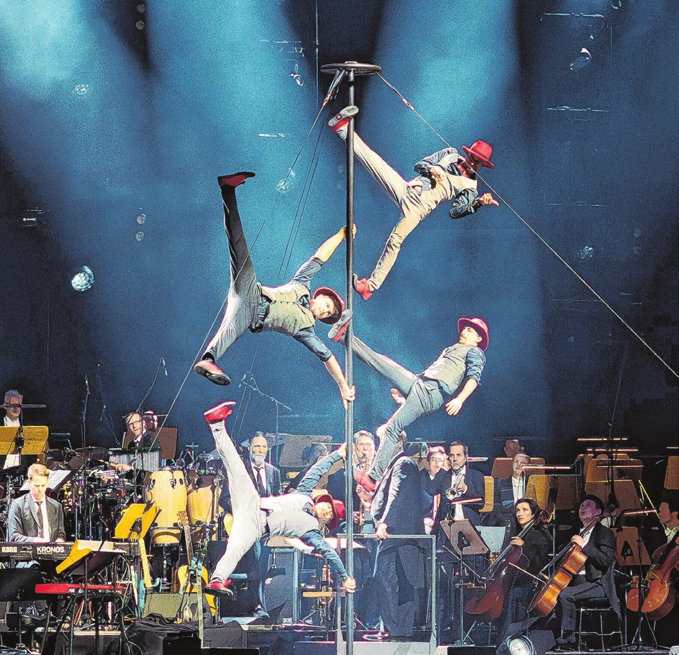 Mit „Bring U Up“ bringen The Funky Monkeys jede Stimmung nach oben! Dynamische Hip-Hop-Choreografien und virtuose Akrobatik am chinesischen Mast. Foto: Undercover, Lena Eggeling, Antonia Fuchs
