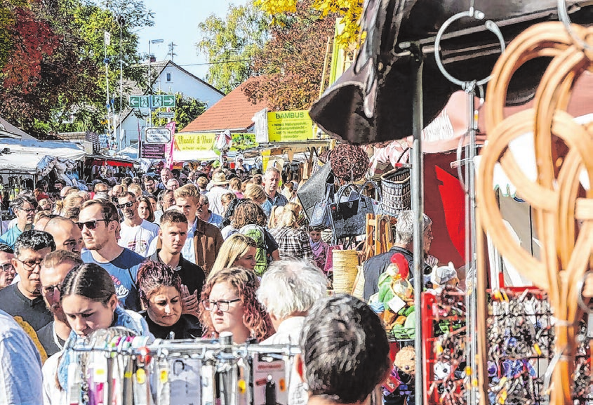 Ob Motorsäge, Traktor, Socken oder Besen - das Angebot an den Ständen lässt keine Wünsche offen. Foto: Ufuk Arslan