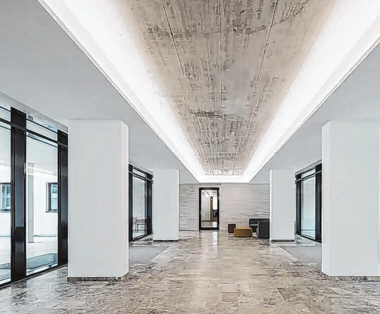 <span id="izqy3">Ein Blick in das großzügige, lichtdurchflutete Foyer mit bodentiefen Fenstern.</span>