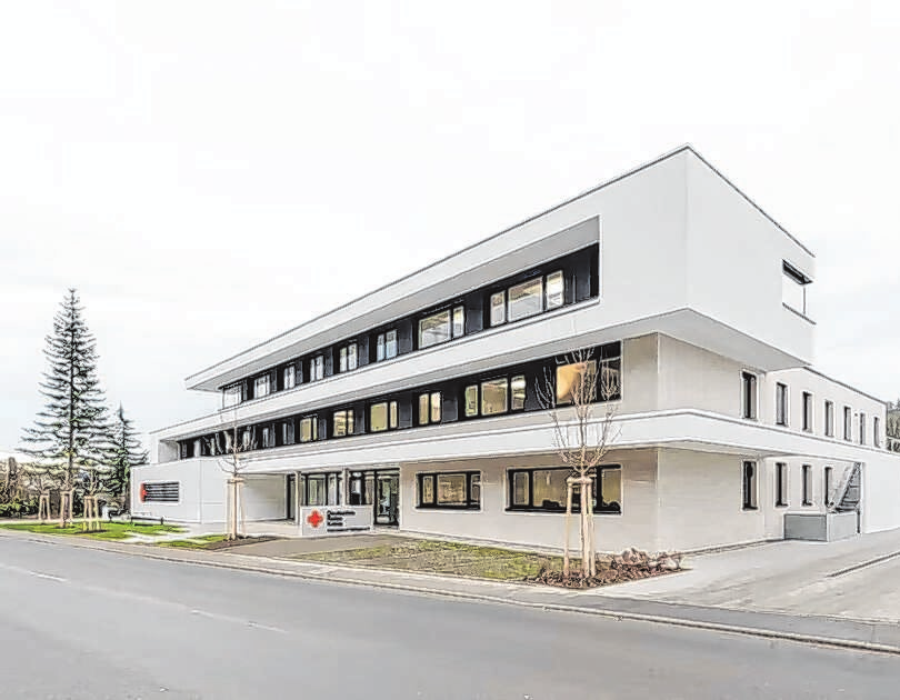 Im Bild ist die Einfahrt zum Gebäude zu sehen.