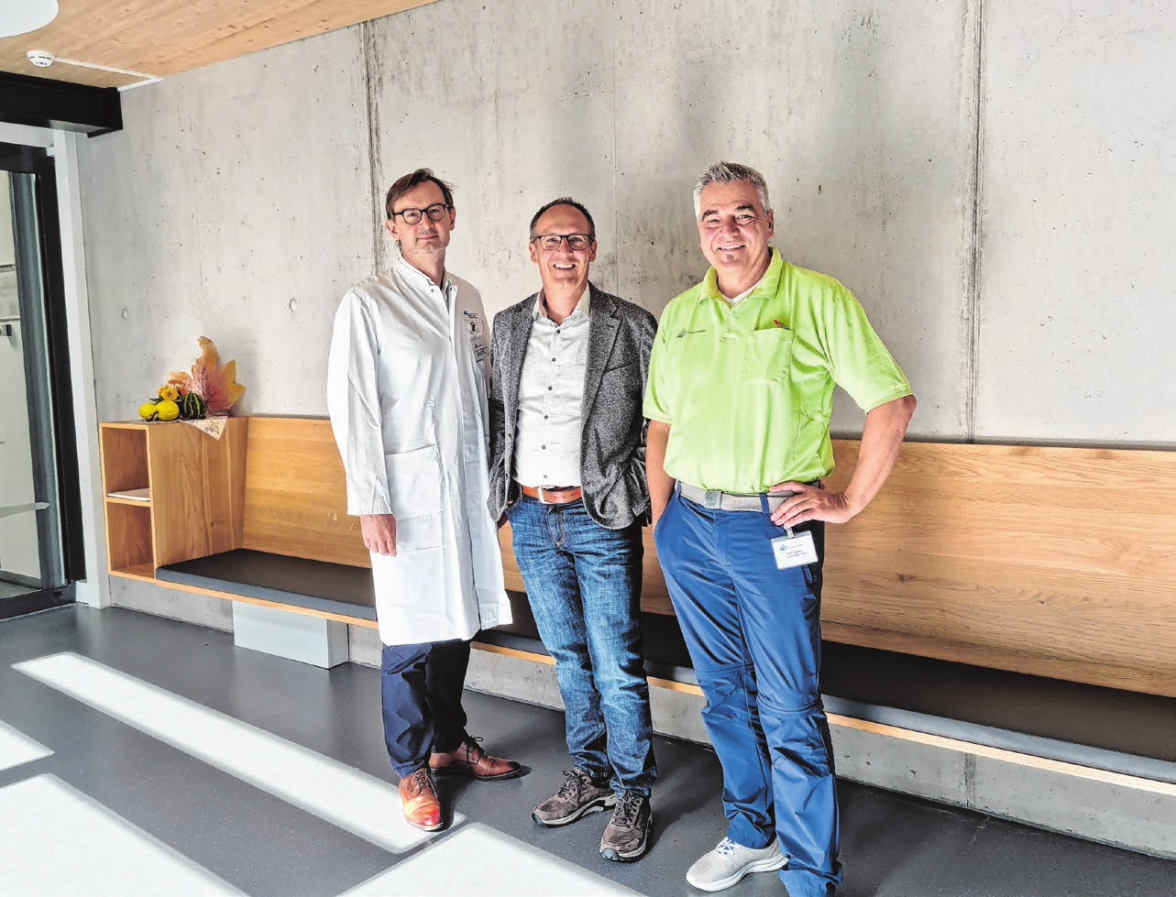 Von links nach rechts: PD Dr. med. Dipl.-Biochem. Stefan Z. Lutz, Leitender Chefarzt Rehabilitationsklinik, Clemens Miola, Regionaldirektor und Geschäftsführer, Uwe Eggert, Leiter Ambulantes Therapiezentrum MeTraVit (Medizinisches Trainings- und Vitalcenter). Fotos: Martin Brunner