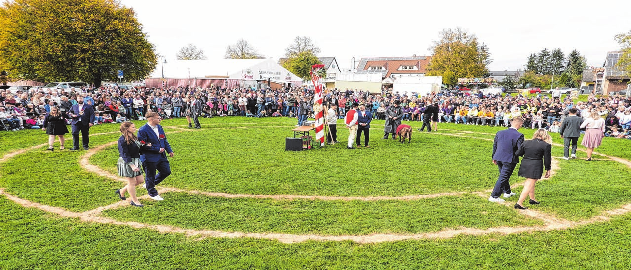 Der traditionelle Hammeltanz auf der Lehenwiese ist einen Besuch wert.