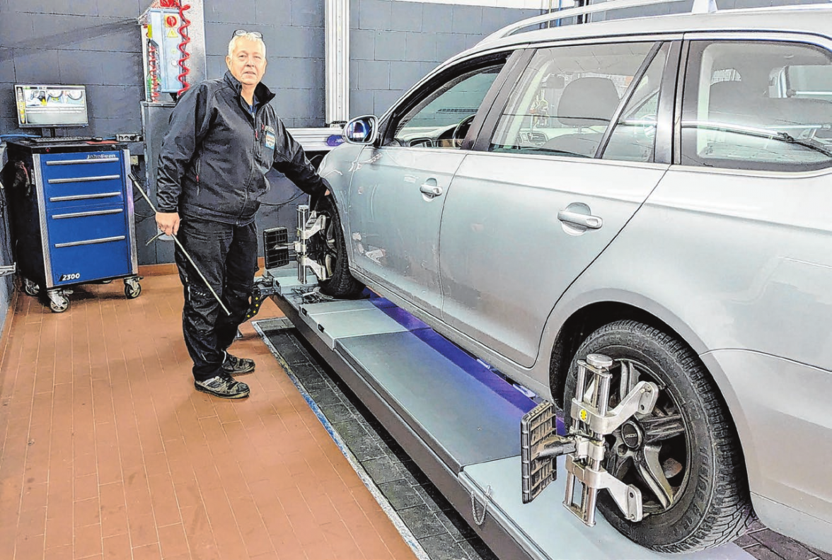 In der Werkstatt befindet sich neben Hebebühnen - unter anderem in Schwerlastausführung - auch moderne Achsvermesstechnik.
