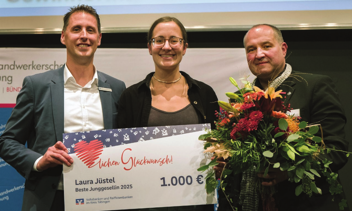 Beste Junggesellin 2025 ist Jungschreinerin Laura Jüstel, flankiert von Thomas Bierfreund, Vorsitzender der Bezirksvereinigung Volksbank in der Region (li.) und Kreishandwerksmeister Norbert Schnitzler.