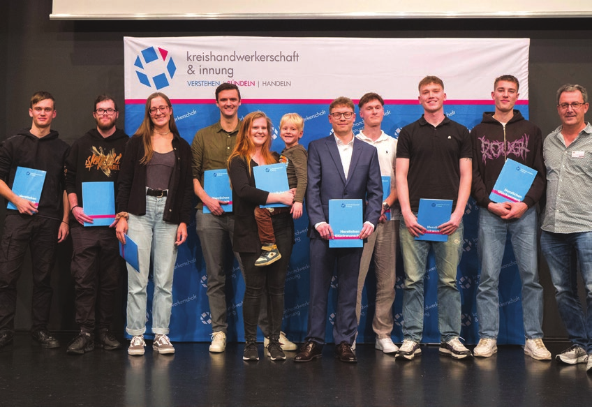 Auch viele Tischlerinnen und Tischler sowie Schreinerinnen und Schreiner wurden freigesprochen und ausgezreichnet - von Obermeister Bernhard Volk.