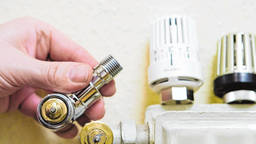 Durch einen hydraulischen Abgleich lassen sich notwendigen Heizungswasser-Durchflüsse mit modernen Heizkörperventilen und einer neuen Pumpe exakt einstellen.