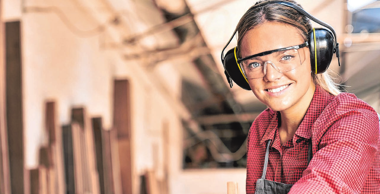 Das Schreiner-Handwerk macht Spaß. Foto: © Robert Kneschke/adobe.stock.com