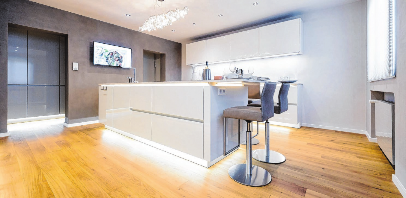 Eiche erfreut das Auge mit seiner markanten Maserung. Darüber hinaus ist es robust und deshalb auch problemlos für den Einsatz in Bad und Küche geeignet. Foto: bau-pr.de