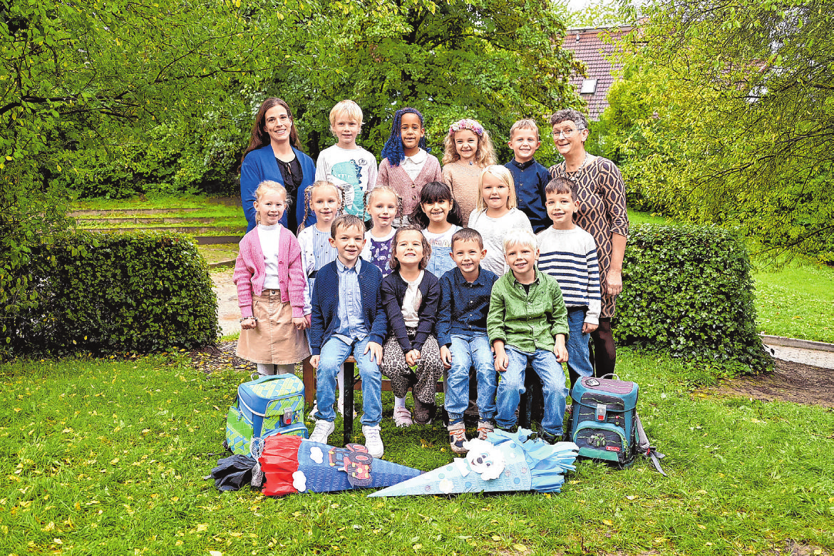 Grundschule Breitenstein, Klasse 1 Klassenlehrerin: Annette Kochendörfer-Bühler (rechts), Referendarin: Lena Billmaier Foto: Top-Fotografie Rau