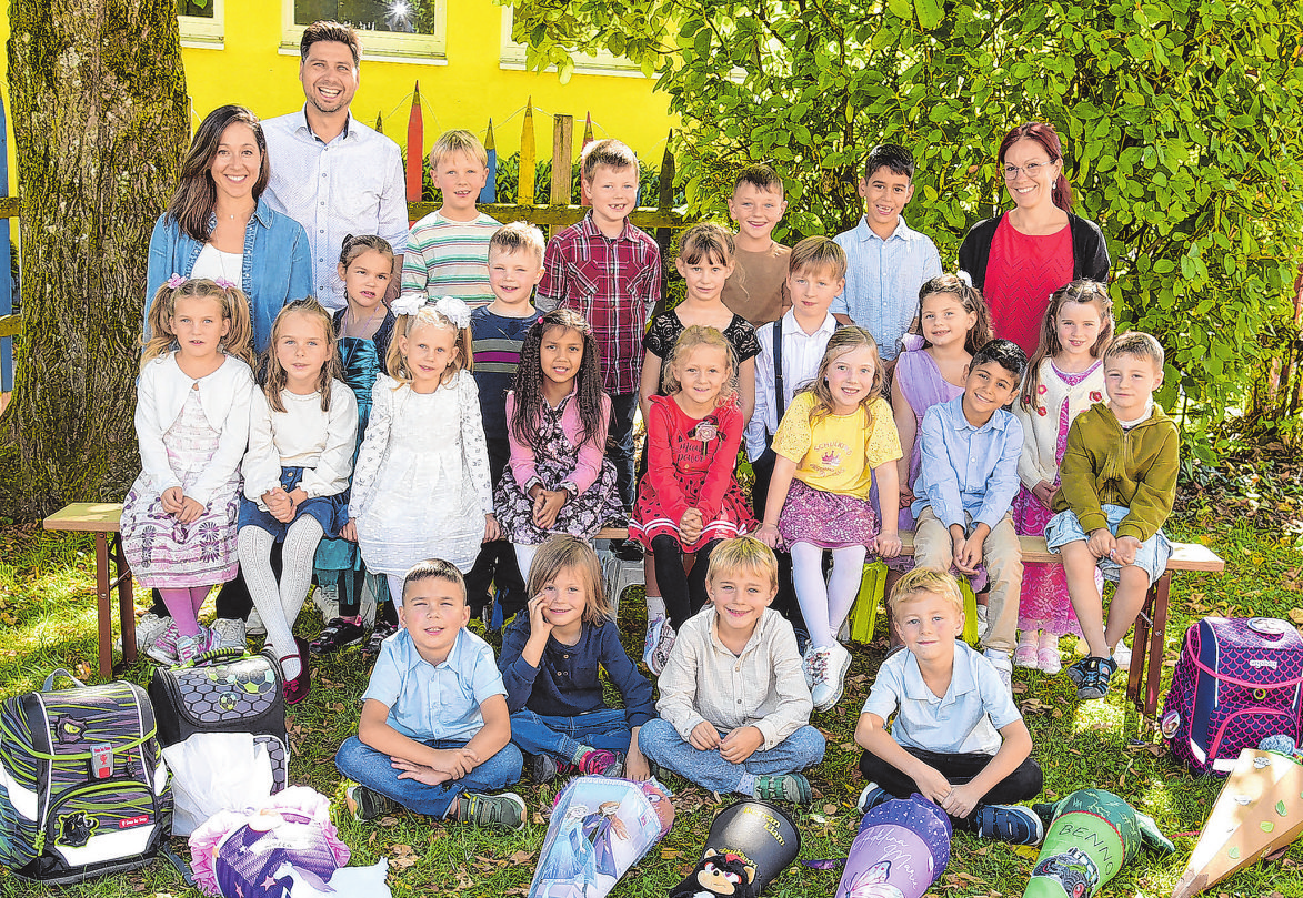 Hermann-Merz-Schule Ilshofen, Klasse 1c von links Schulbegleiterin: Claudia Carpaneto, Klassenlehrer: Michael Egger, Fachlehrerin: Janina Szutta-Lechner Foto: Fotostudio Nohau