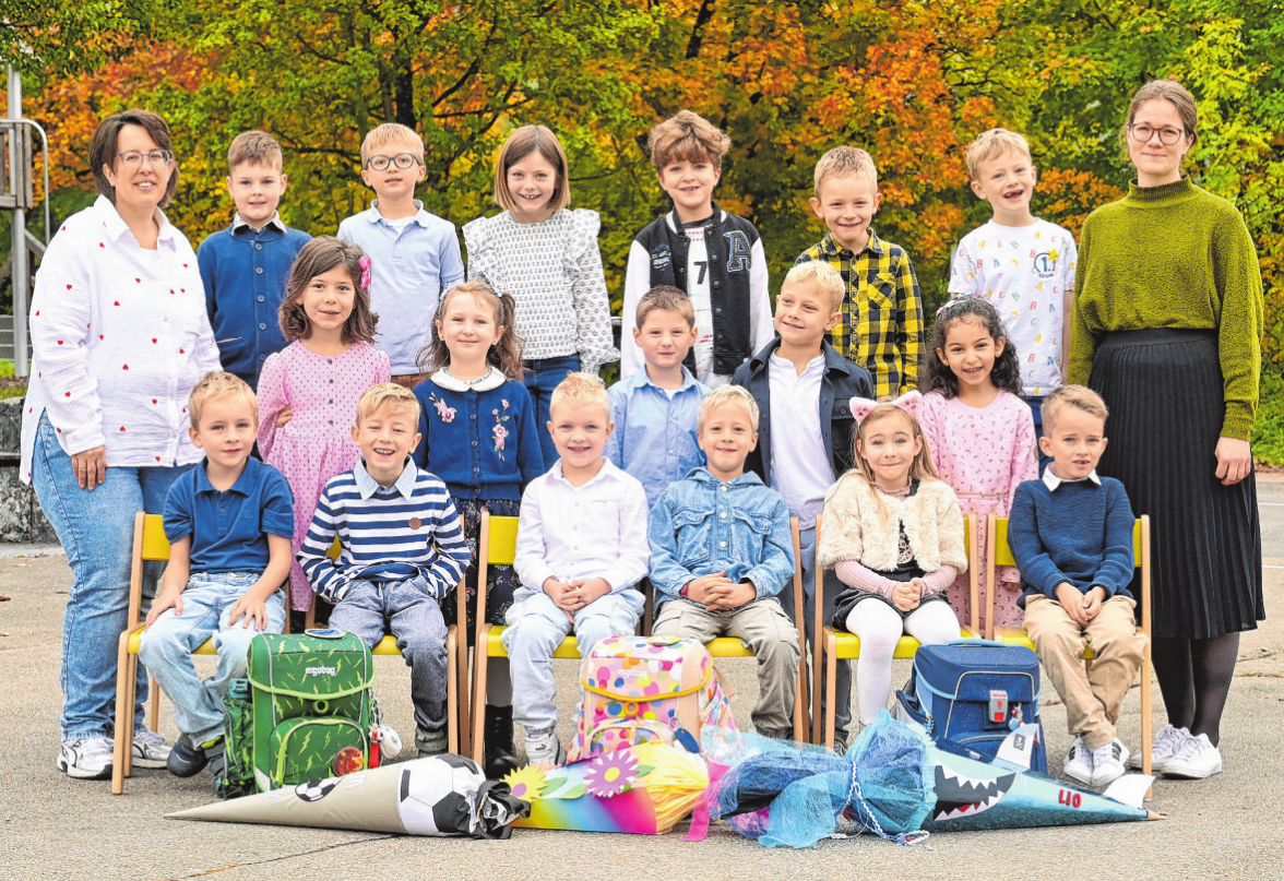 Grundschule Vellberg, Klasse la Klassenlehrerin: Larissa Kraft (rechts), Pädagogische Fachkraft: Sheila Rupp Foto: Top-Fotografie Rau