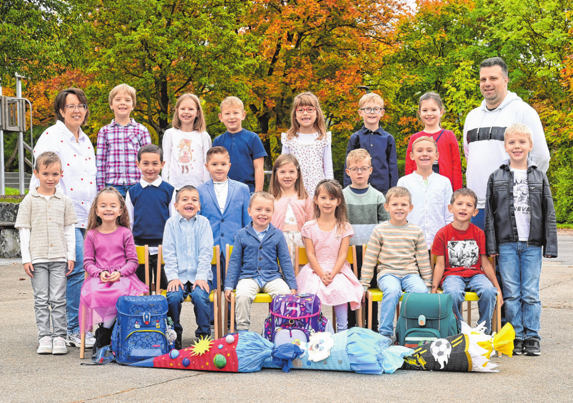 Grundschule Vellberg, Klasse 1b Klassenlehrer: Rene Schenk (rechts), Pädagogische Fachkraft: Sheila Rupp Foto: Top-Fotografie Rau