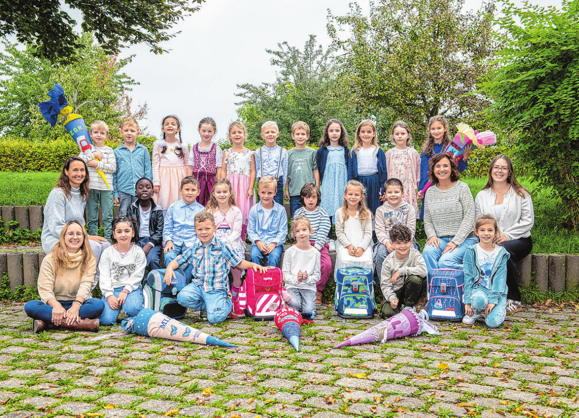 Grundschule Sulzdorf, Klasse la mit Außenklasse Sonnenhof Foto: Ulmer Fotografie Klassenlehrerin: Anja Stark (zweite von rechts), BFD: Leonie Miermeister, Klassenlehrerin SoHo Tabea Fischer (links), Betreuungsassistentin SoHo: Patricia Abrantes