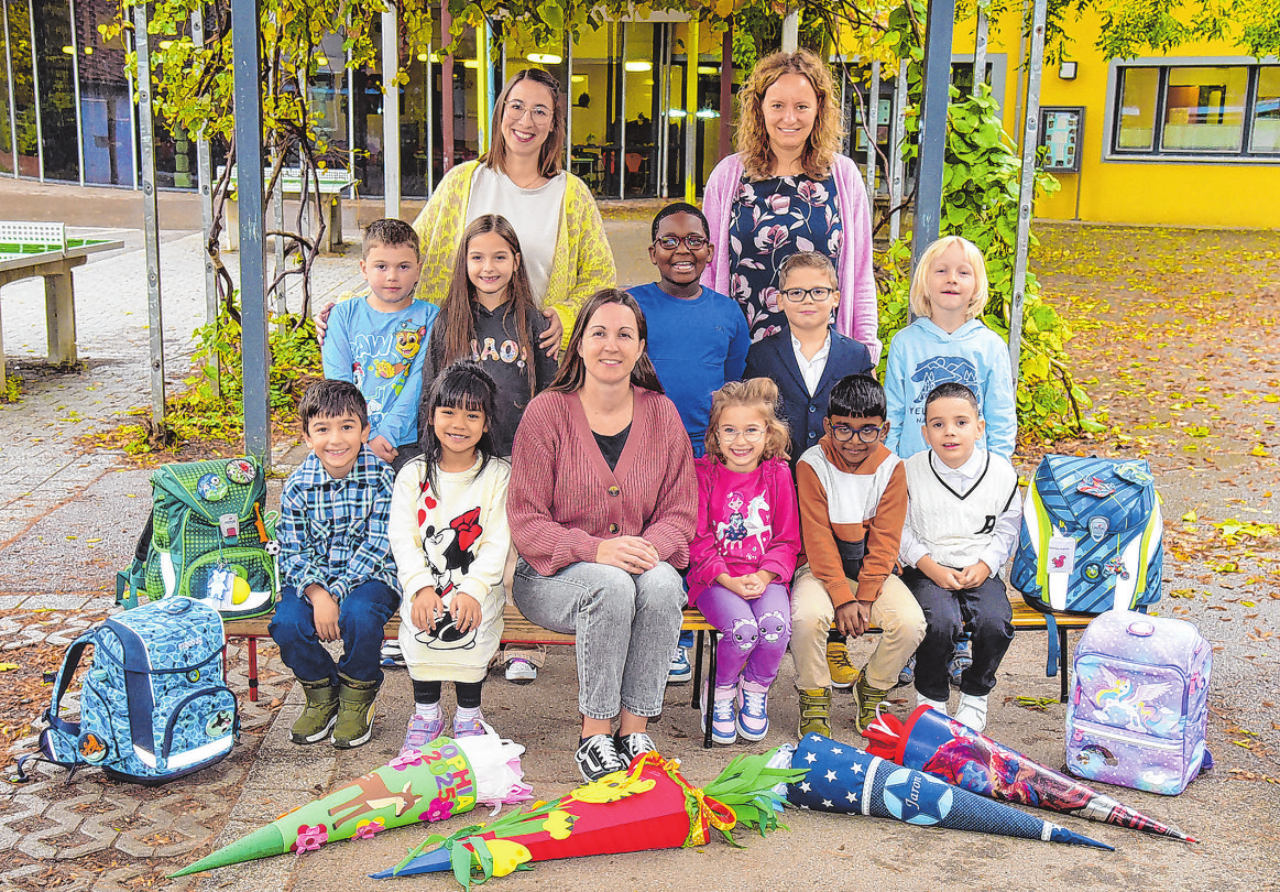 Wolfgang Wendlandt Schule, Klasse 1b Klassenlehrerin: Anja Burkhardt (rechts), Fachlehrerinnen: Mona Bauer (links), Julia Hägele Foto: nohau Fotostudio
