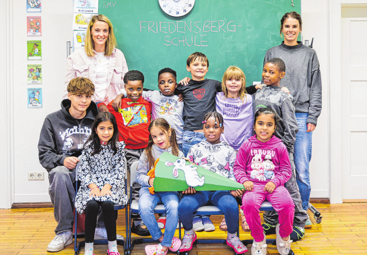 Friedensbergschule, Grundstufe 1 Klassenlehrerinnen: Ann-Katrin Wagner (links), Uscha Häfner, FSJ: Luca Unger Foto: Ufuk Arslan