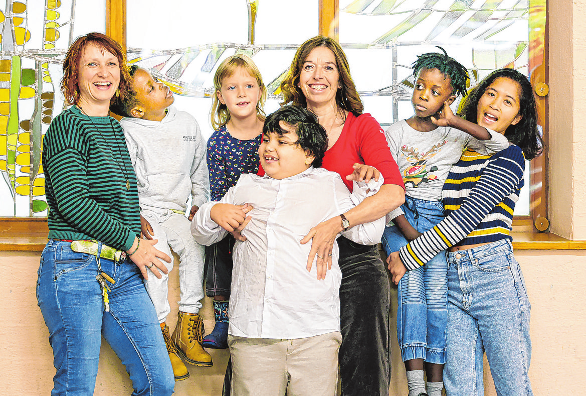 Sonnenhofschule, Grundstufe, Klasse Kobald-Rühle Von links: Klassenlehrerinnen: Sonja Kobald, Karin Rühle, FSJ: Manna Quinamot Foto: Ufuk Arslan