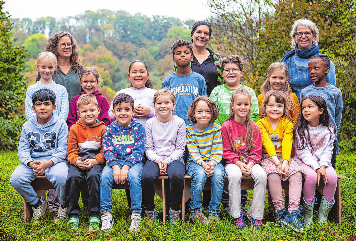 Grundschule Steinbach, Klasse 1/2a (jahrgangsgemischt) von links: Schulbegleitung Sabine Schmuderer, Lehrerinnen Damaris Kieẞecker, Ursel Passon Foto: Schule Steinbach