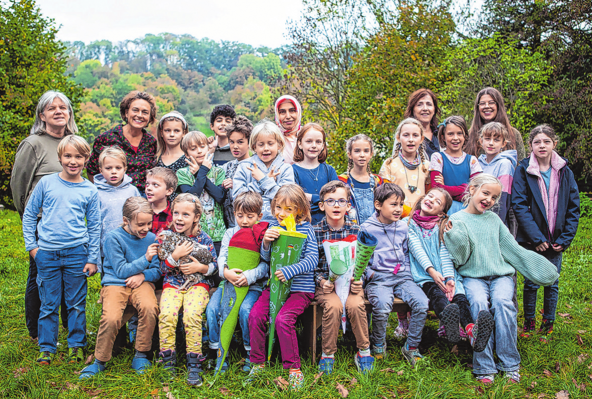 Grundschule Steinbach, Montessoriklasse M1 von links: Schulbgeleiterin: Heike Fehling, Lehrerin: Hiltrud Schäfer, Schulbegleiterinnen: Gülten Gültekin, Petra Windmüller, Praktikantin: Klara Imkampe Foto: Schule Steinbach