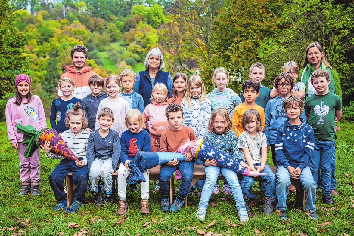 Grundschule Steinbach, Montessoriklasse M4 von links: Schulbegleiter: Lucas Leitmann, Schulbegleiterin: Annegret Sing, Lehrerin: Iris Gronbach-Lang Foto: Schule Steinbach