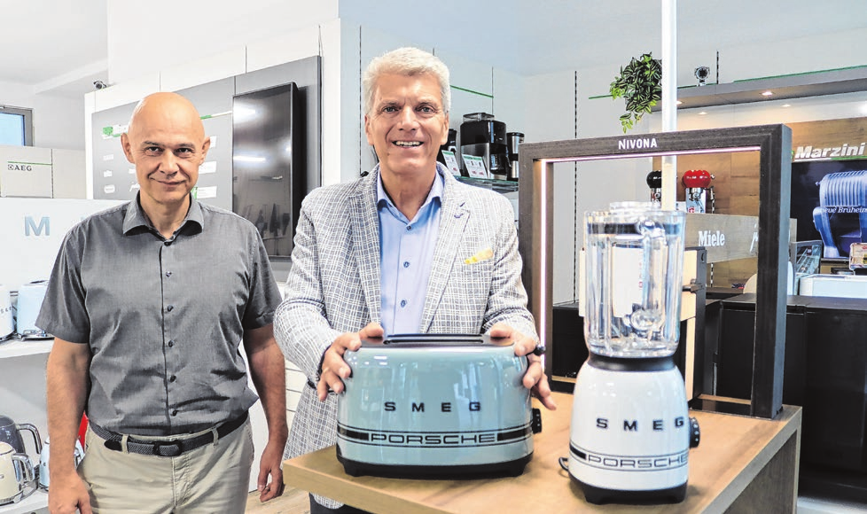 Markus Jungbauer (I.) und Mathias Marzini sind begeistert von den SMEG-Geräten im Porsche-Design. Foto: Constantin Fetzer