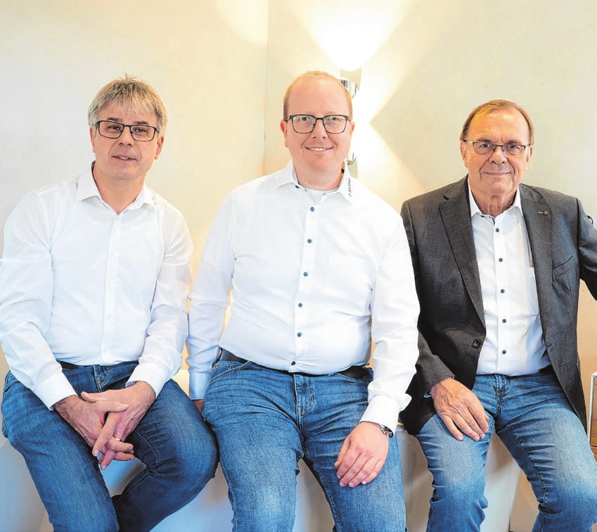 Das Stübler-Team ist gut aufgestellt mit dem Geschäftsführer Philipp Schattner (li.) und Gerhard Stübler (re.) und kompetenten Mitarbeitern wie Martin Baumhauer, der die Abteilung Heizung leitet.