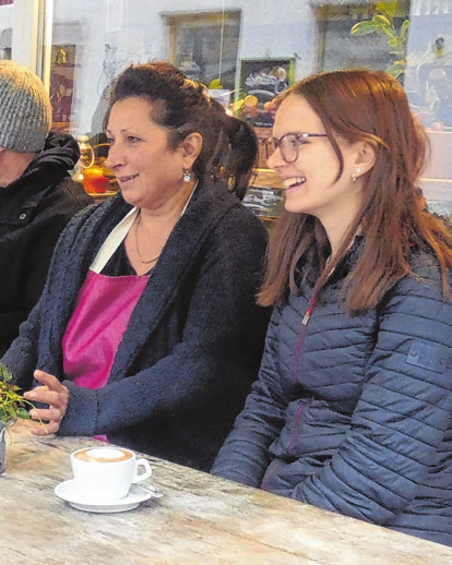 Frisches buntes Gemüse und Obst und kleine Speisen bietet Betty Gorin (links) in ihrer „Casa Betty“. Foto: Eva Menner
