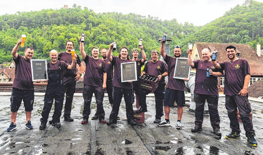 Die Braumeister und Bierbrauer stoßen an. Fotos: Kaiser Brauerei (2)/bs (1)