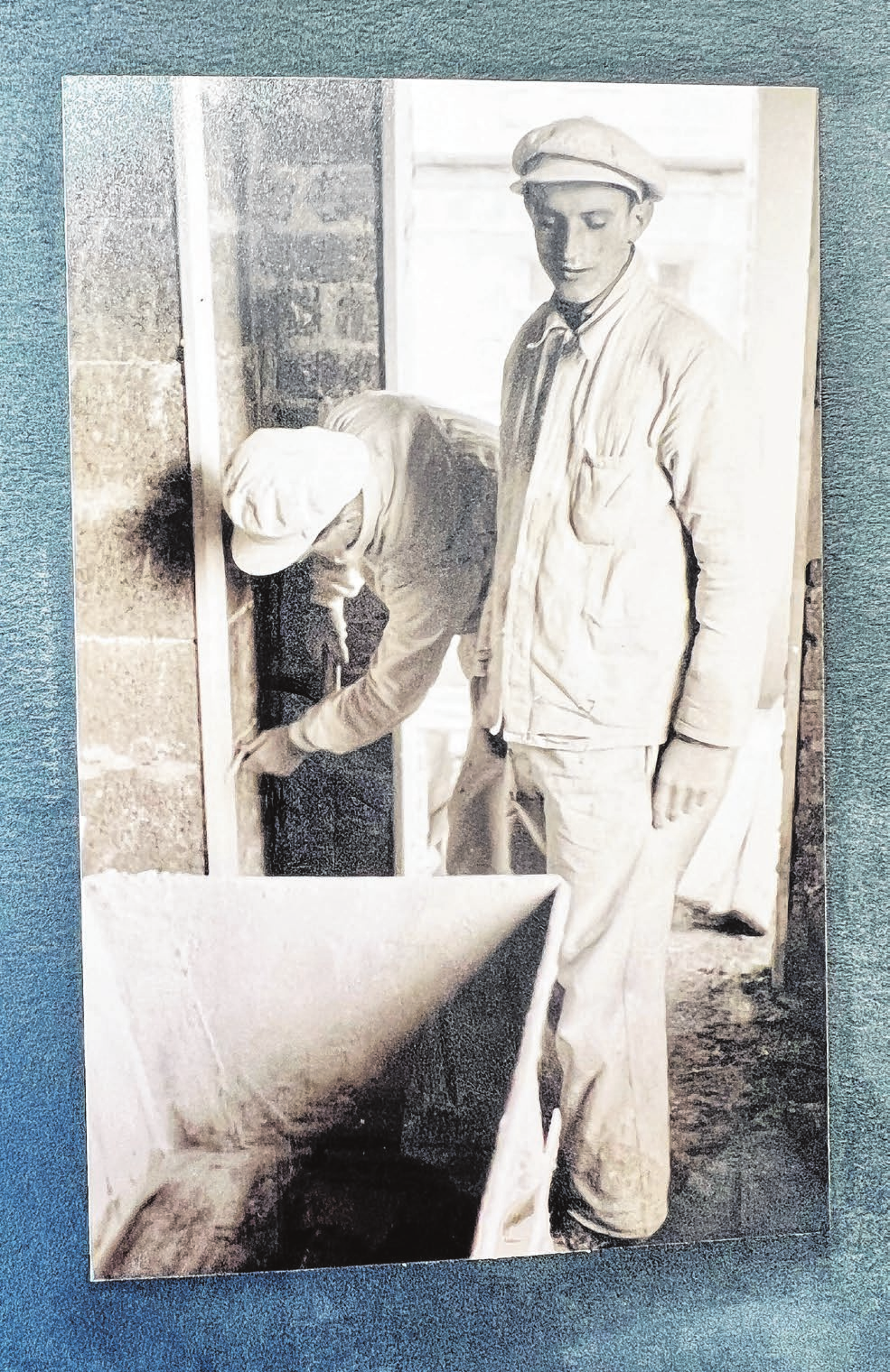 Die neue Generation übernimmt: Niklas Maier (oben links) darf sich nun voller Stolz Stuckateurmeister nennen. Zwei Mitarbeiter der ersten Stunde (Foto unten von 1956).