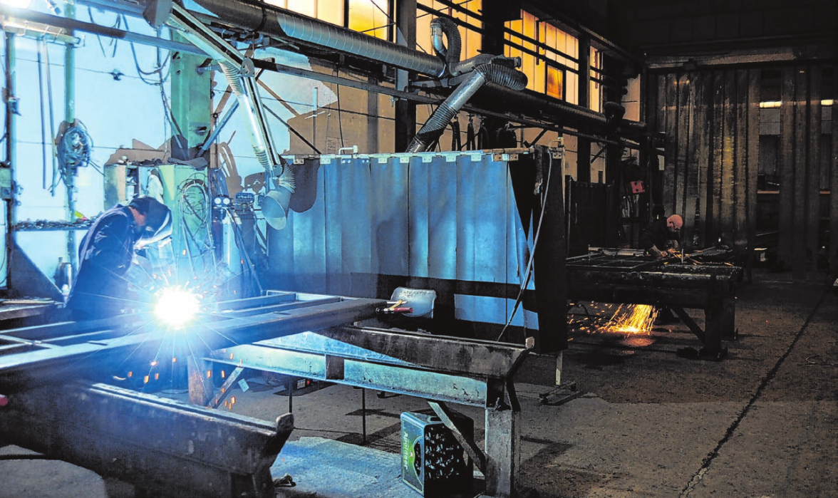 Nachdem die Werkplanung und Statik steht fertigen erfahrene Stahlbauer und Schweißer individuelle Bauteile nach Maß an modernsten Maschinen.