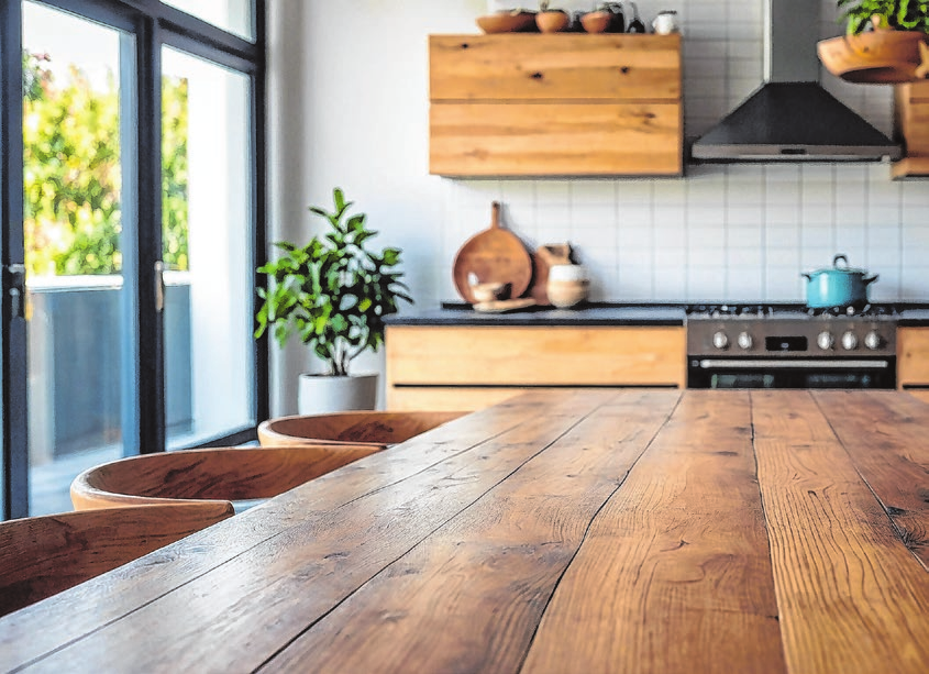 Das Naturmaterial Holz zeigt sich bei der Möbilierung, aber auch am Boden omnipräsent. Foto: ©janzwolinski/123rf/GEV