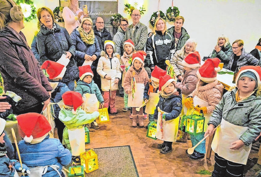 Die Kinder des Kindergartens Burgfelden stimmen mit ihren Liedern auf den Advent ein.